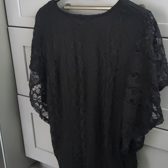 Black lined top with lace flutter sleeves! - Picture 6 of 6